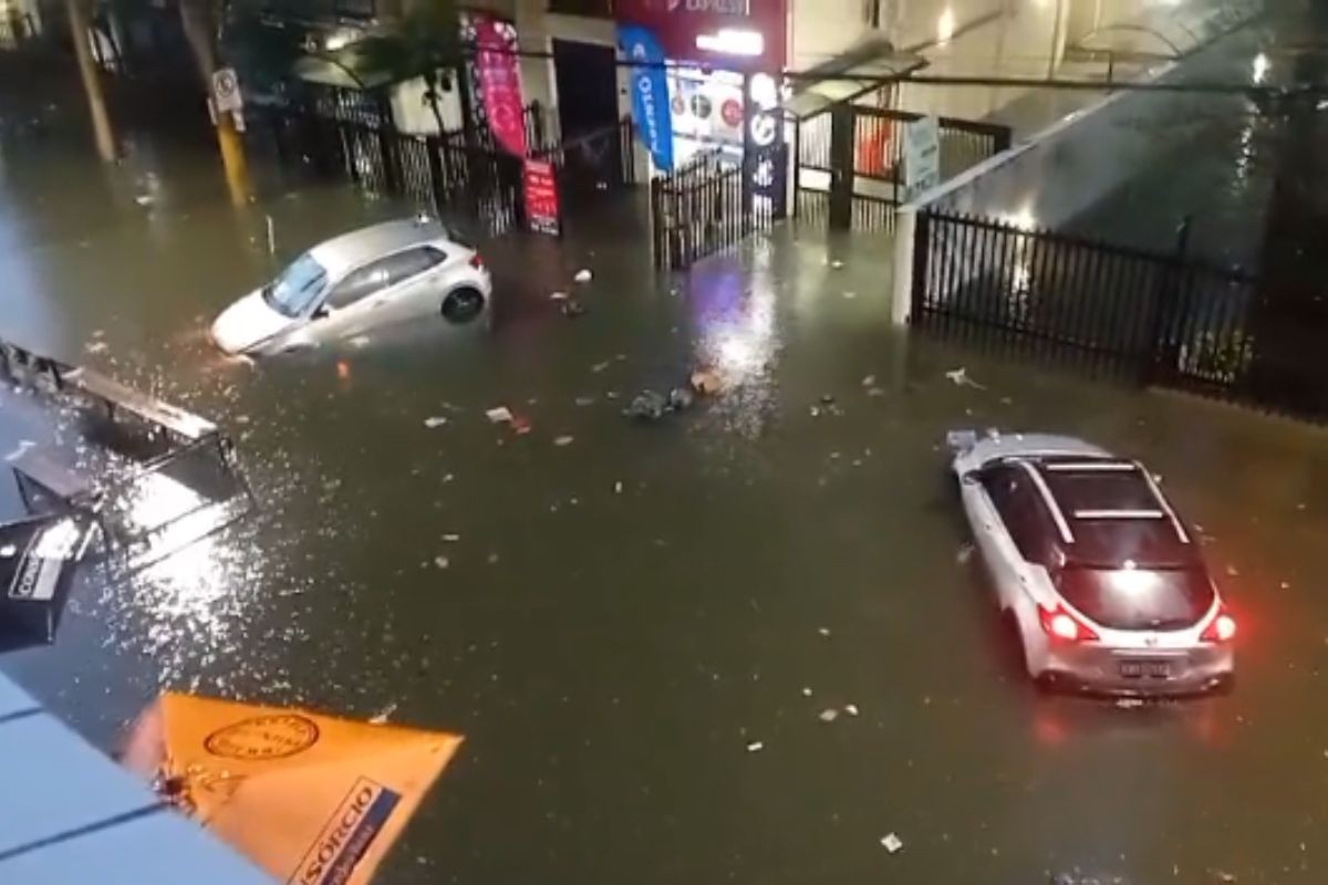 Temporal deixa cidades debaixo d'água e provoca transtornos no litoral de SP; VÍDEO