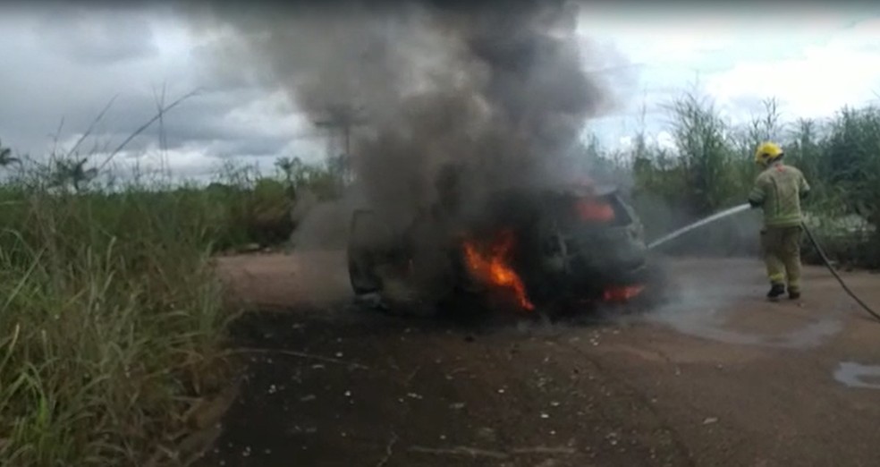 Carro incendiado é encontrado no Morar Melhor, em Porto Velho — Foto: Reprodução