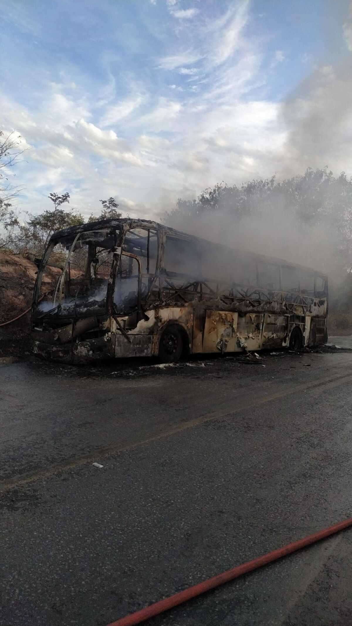Ônibus pega fogo na BR-251 em Montes Claros; FOTOS