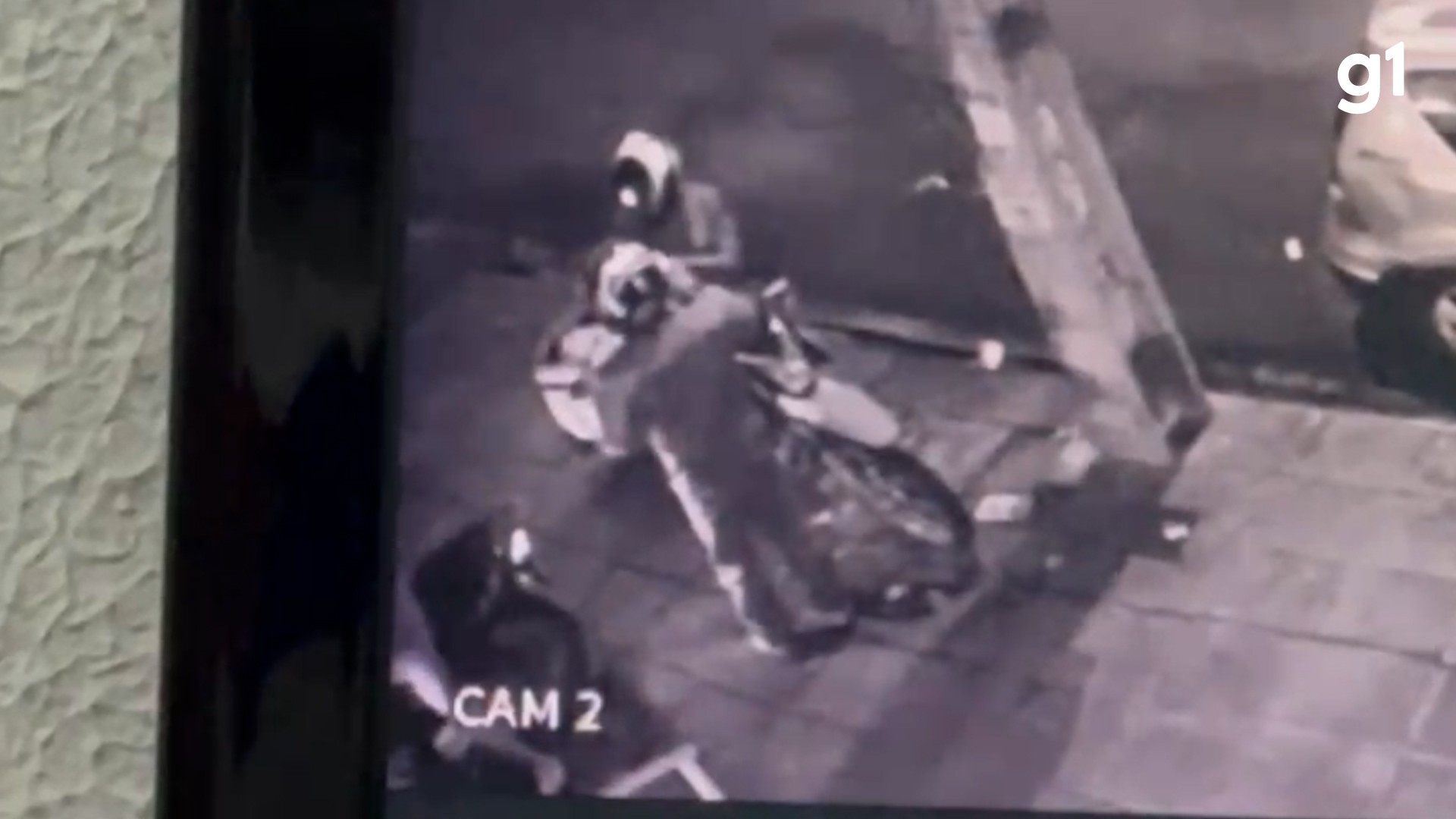 Motoboy é assaltado e suspeitos roubam moto, pertences e lanche de cliente na PB; VÍDEO