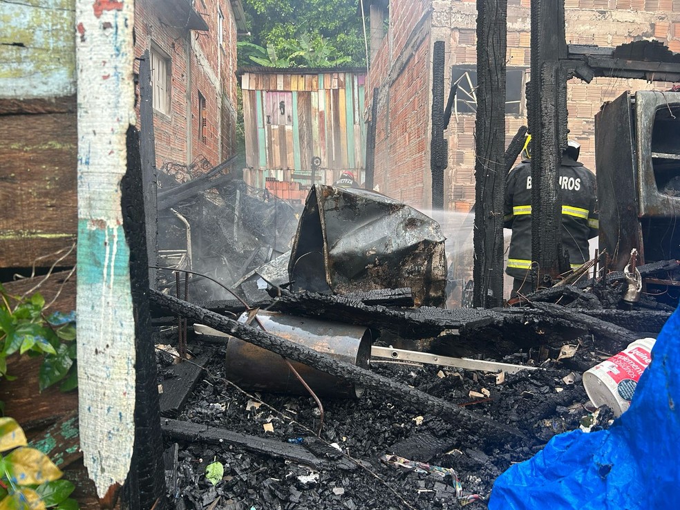 Destroços de uma das residências atingidas por incêndio de grandes proporções em Manaus — Foto: Jucélio Paiva/Rede Amazônica