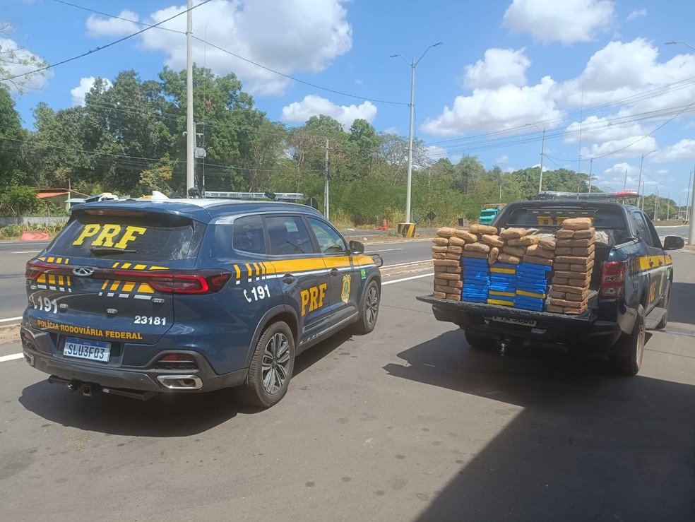 PRF aborda caminhoneiro por falha nos faróis e encontra tabletes droga escondidos em máquina agrícola, no Piauí — Foto: Polícia Rodoviária Federal