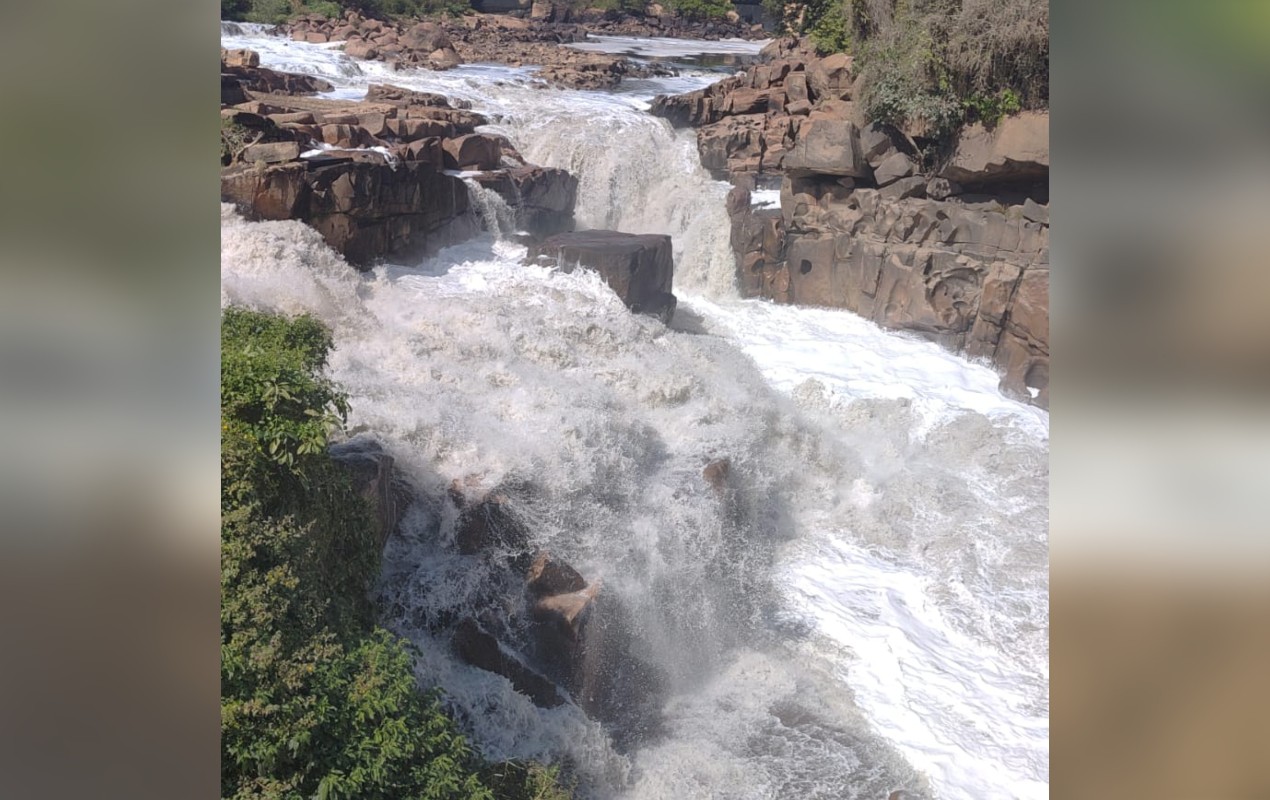 Morador registra água escura no Rio Tietê em Salto 