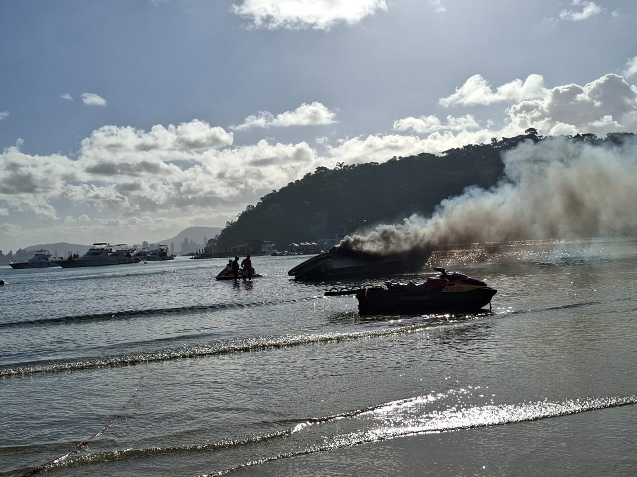 URGENTE: Explosão em lancha assusta banhistas em SC e embarcação pega fogo; veja o vídeo!