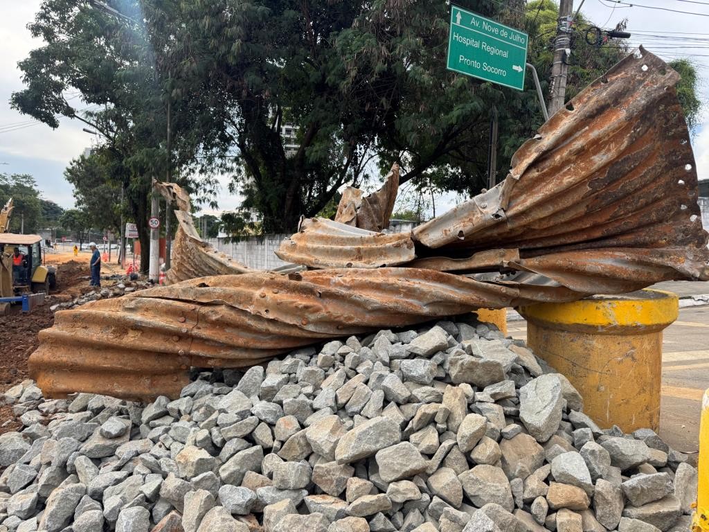 Obras na Avenida do Povo avançam com troca de tubulação de décadas em Taubaté
