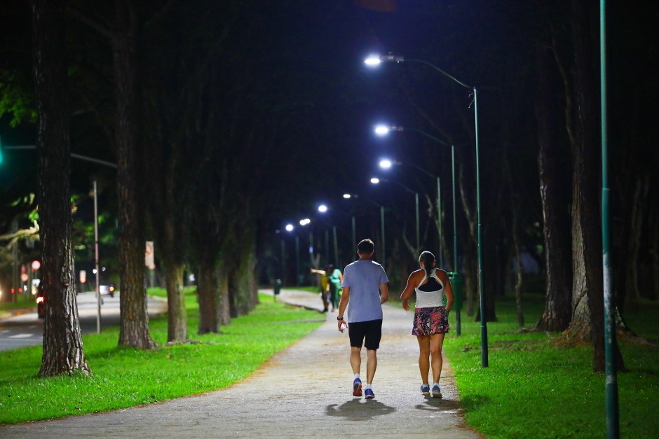 Iluminação LED transforma áreas verdes e praças