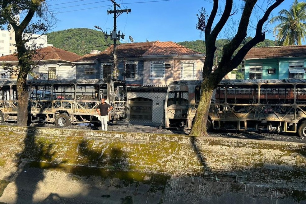 Ônibus ficaram completamente destruídos em Santos — Foto: Carlos Abelha/g1
