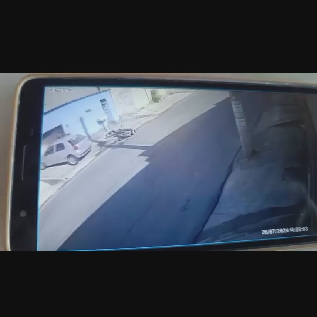Vídeo flagra carro desgovernado atingindo moto e derrubando portão de casa