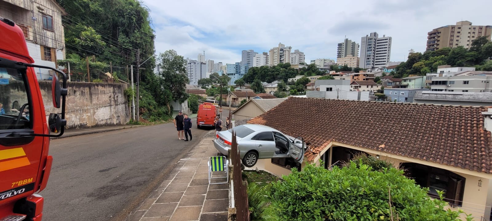 VÍDEO: carro desgovernado bate em casa e fica suspenso entre calçada e telhado em Erechim