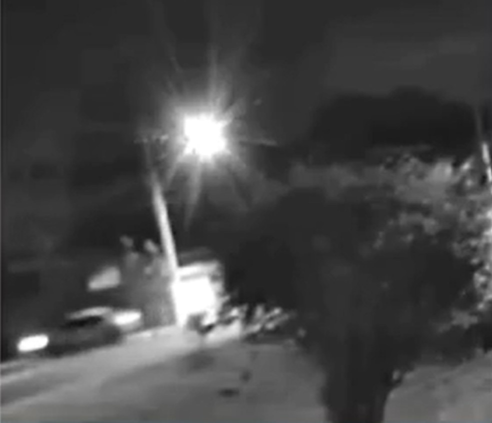 Câmeras de segurança e moradores filmaram perseguição na cidade de Dias D'Ávila — Foto: Redes sociais