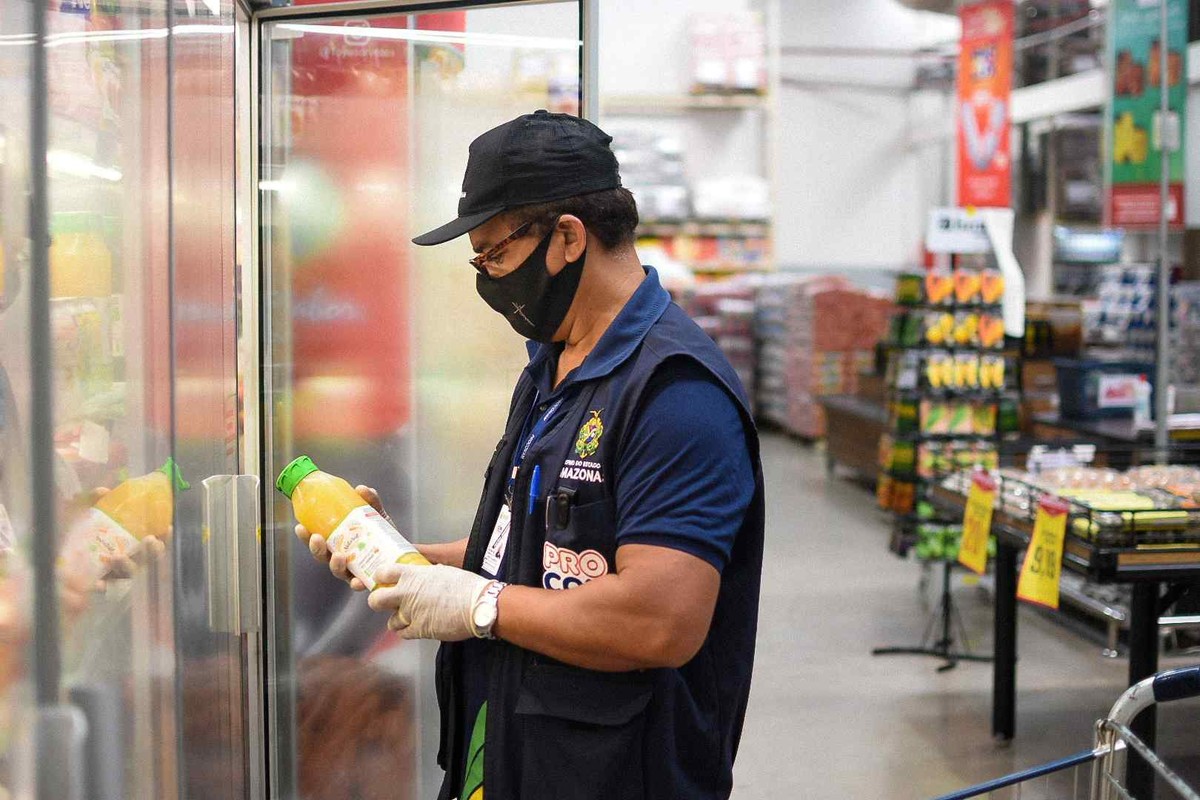 Produtos impróprios para o consumo são apreendidos em supermercado de ...