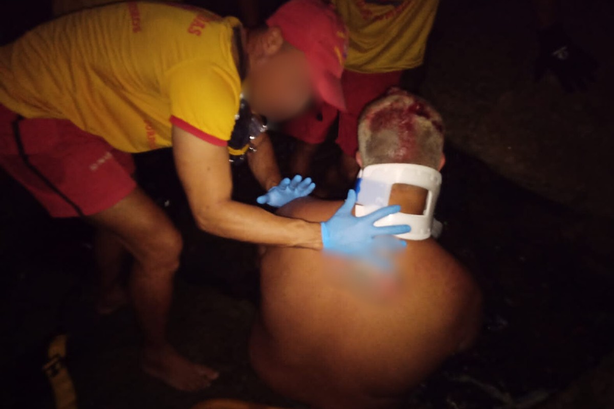 Turista é socorrido com politraumatismo após cair em local de difícil acesso no litoral de SP; VÍDEO