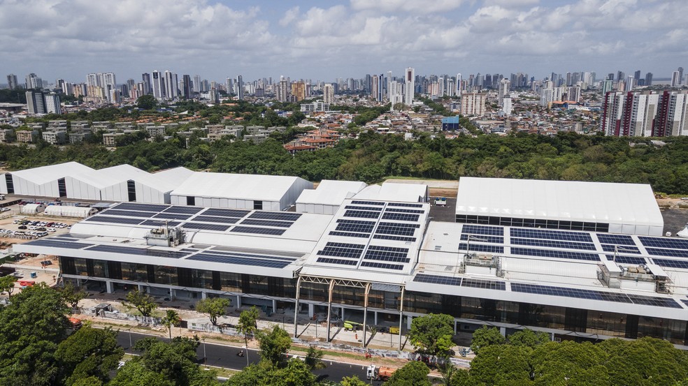Vista aérea dos painéis solares no Parque da Cidade, em Belém (PA), espaço de mais de 500 mil m² que sediará a COP30 em novembro. — Foto: Anderson Coelho/AFP