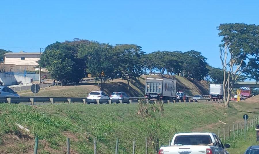 Engavetamento entre sete veículos deixa duas pessoas feridas na Rodovia Raposo Tavares, em Presidente Prudente