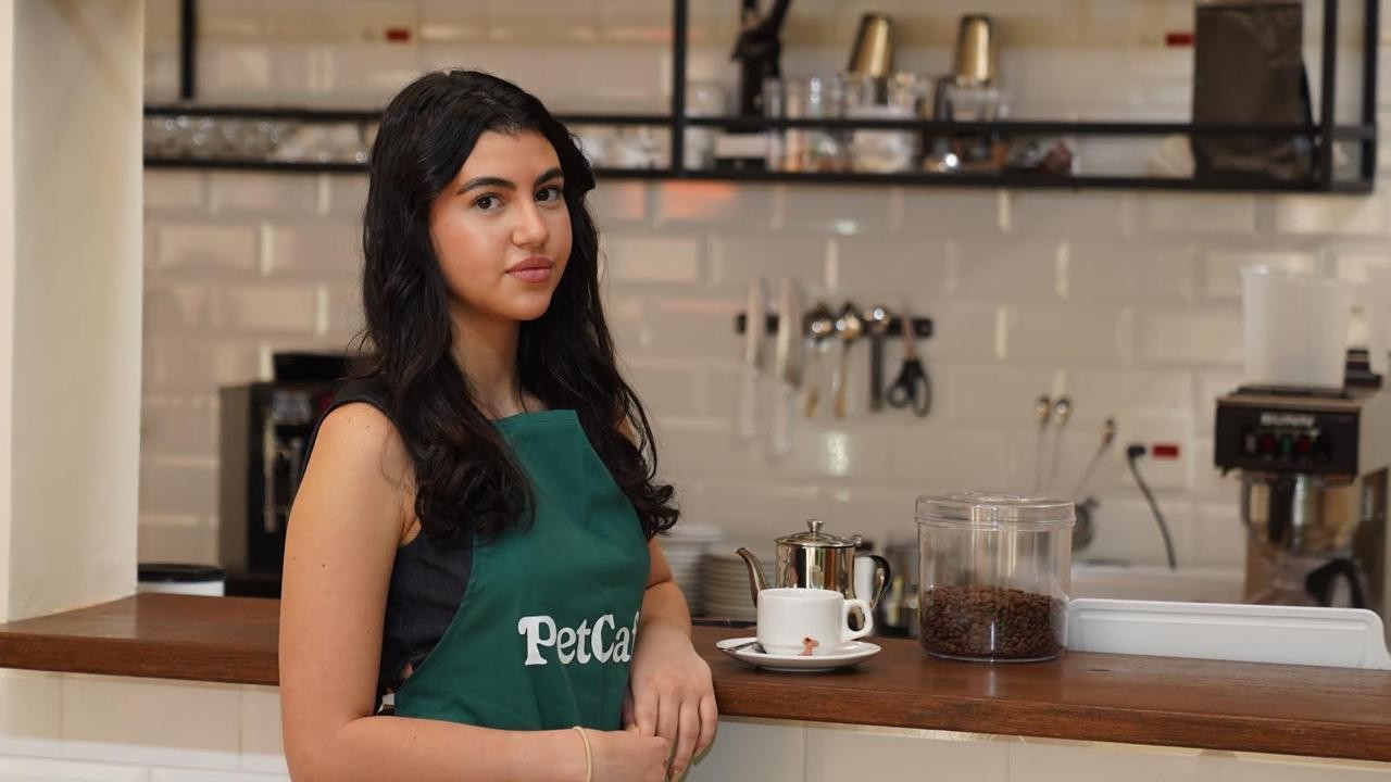 Cãoxinha, vinho pet e adoção de gato: como café criado por adolescente virou point dos bichos em BH