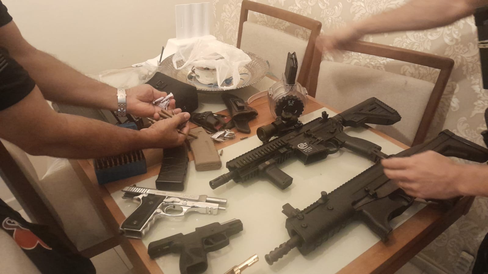 Suspeito de fornecer armas a traficantes é preso com fuzil, carabina e pistolas na Zona Norte de São José dos Campos