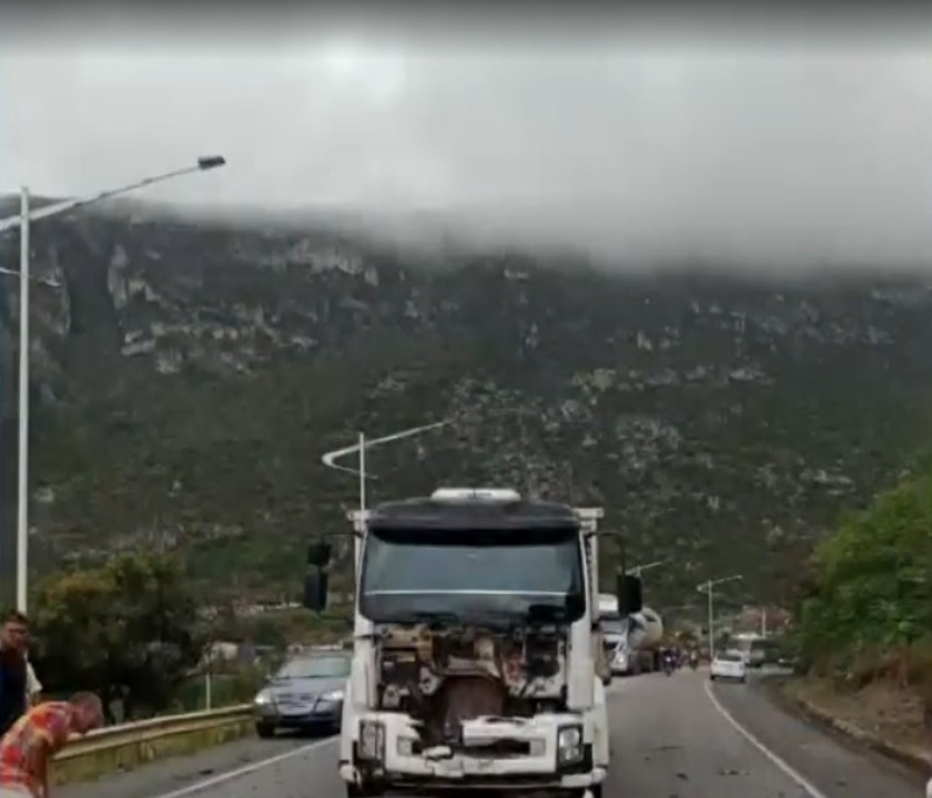 Pai e filho morrem após batidas entre dois carros e uma carreta no sudoeste da Bahia