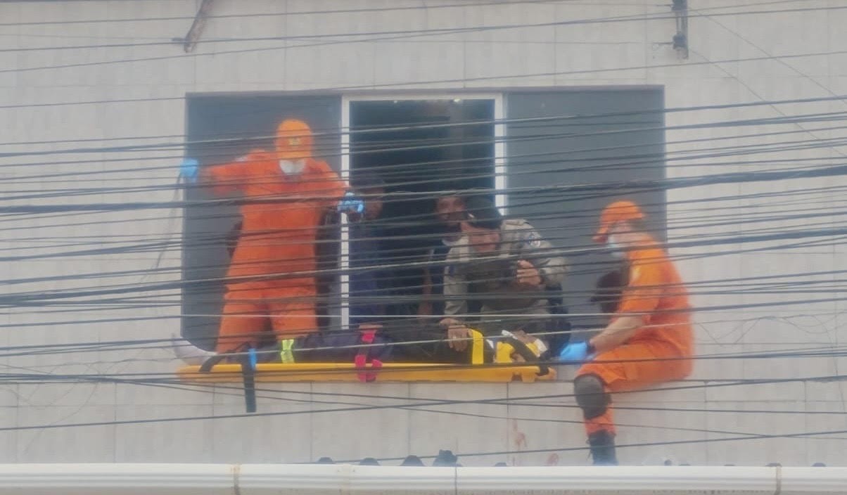 Trabalhador leva choque ao instalar placas solares, cai de telhado e fica ferido em Maceió