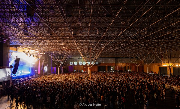 NX Zero une gerações e atrai 10 mil pessoas em show no Studio 5