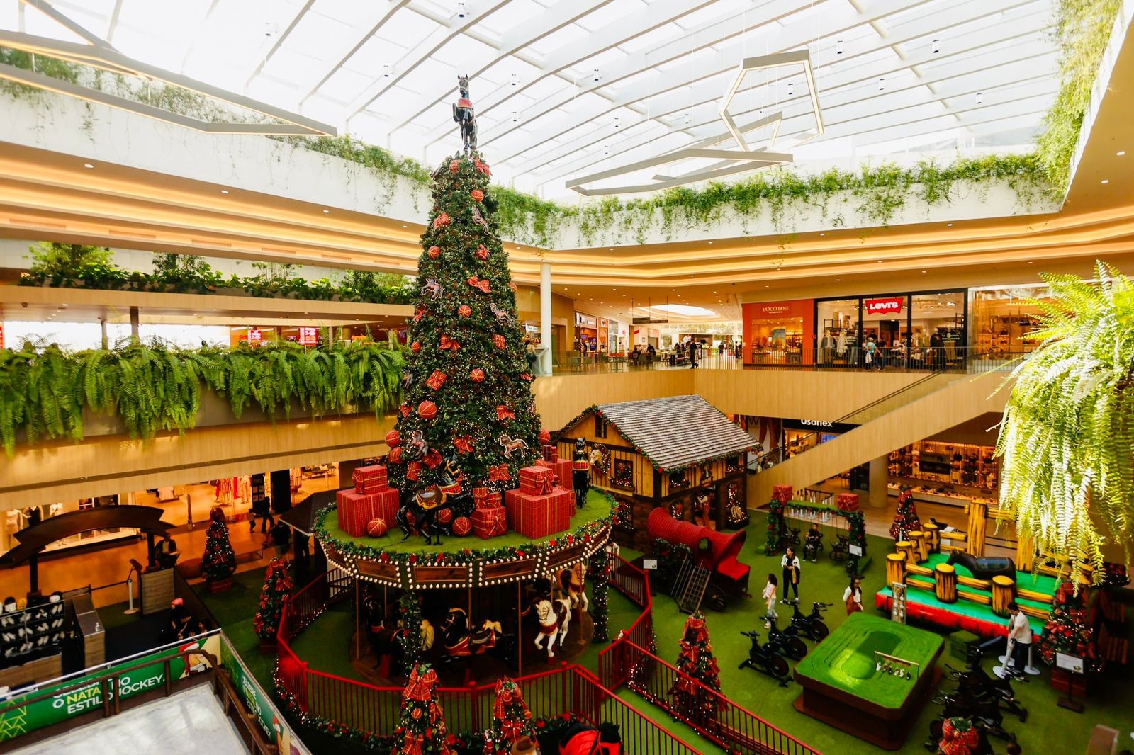 Natal no Haras do Jotapê transforma o Jockey Plaza Shopping em um cenário encantado