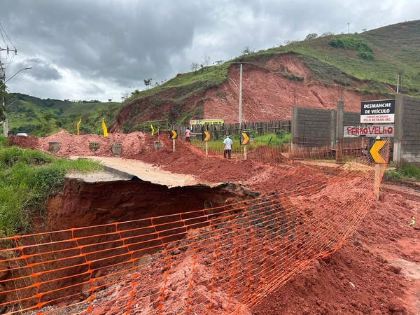 Trecho de rodovia que liga Fervedouro a Carangola desmoronou e passagem interditada. — Foto: Gabriel Landim/TV Integração