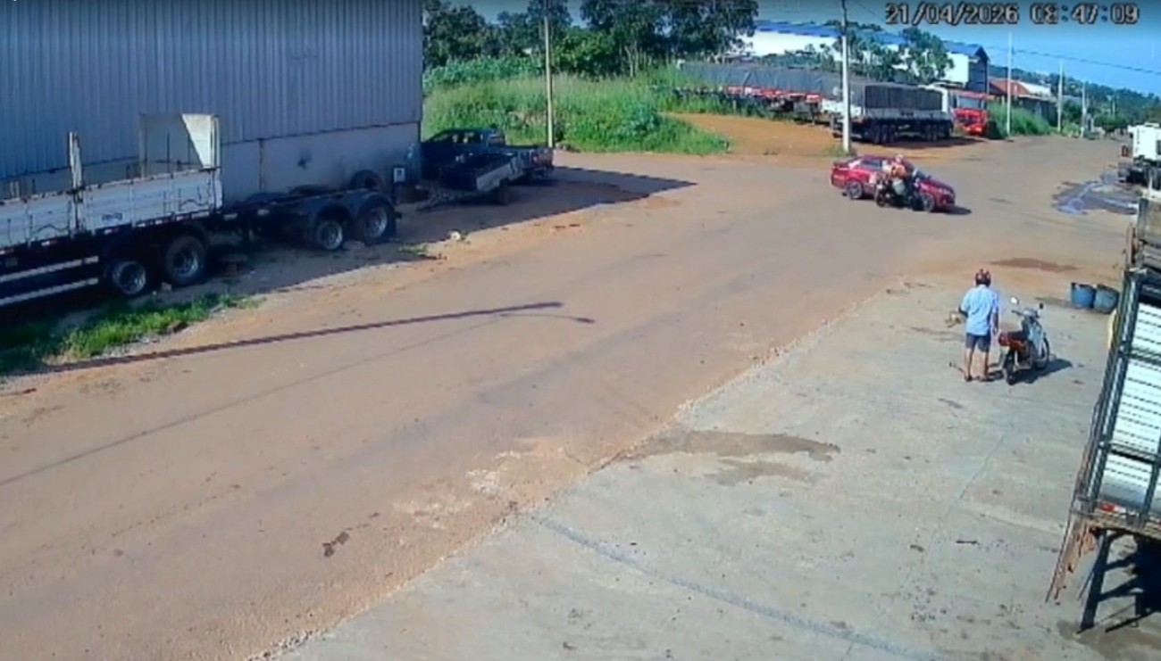 Motociclista é arremessado após bater em carro em cruzamento de Gurupi; VÍDEO