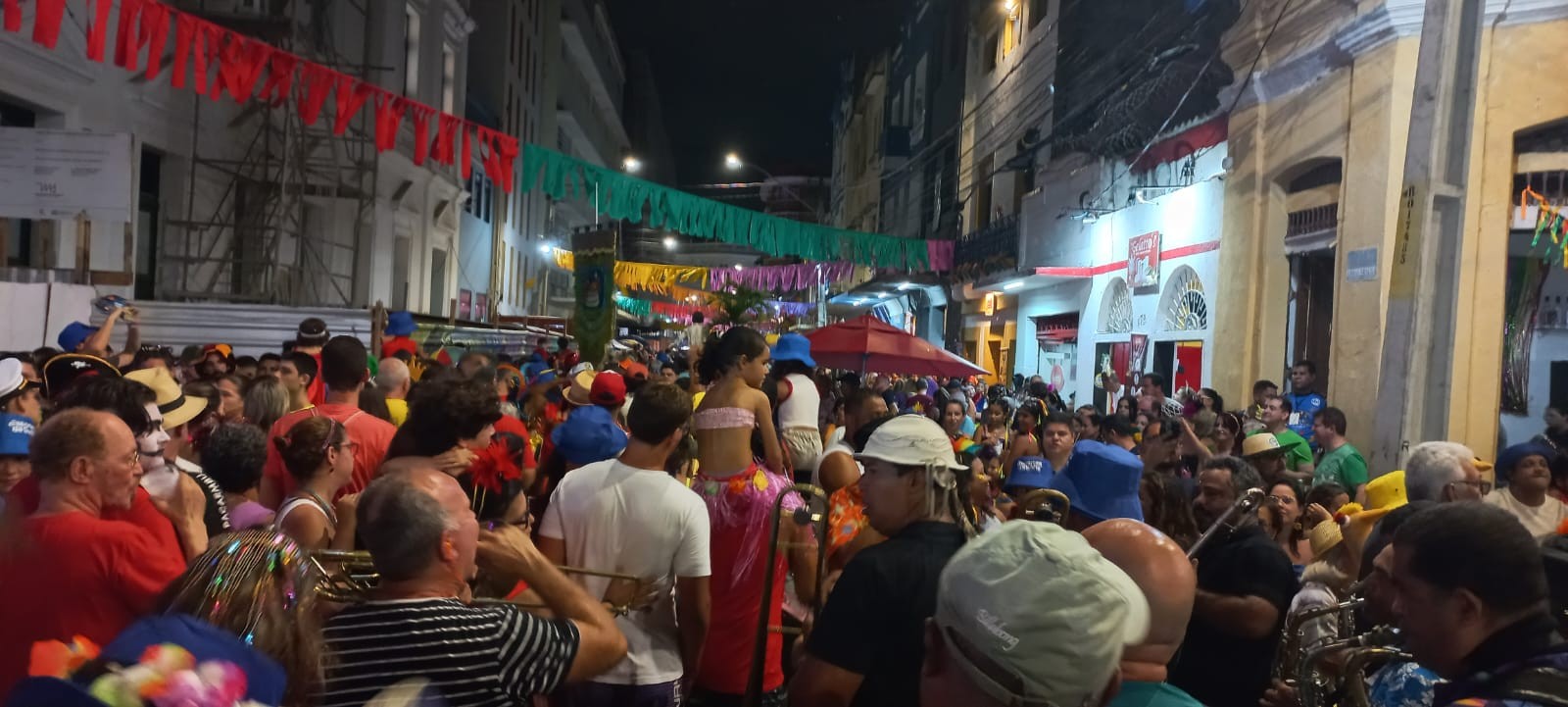 VÍDEO: sob gritos de 'sem anistia', bloco de carnaval desfila pelas ruas do Recife