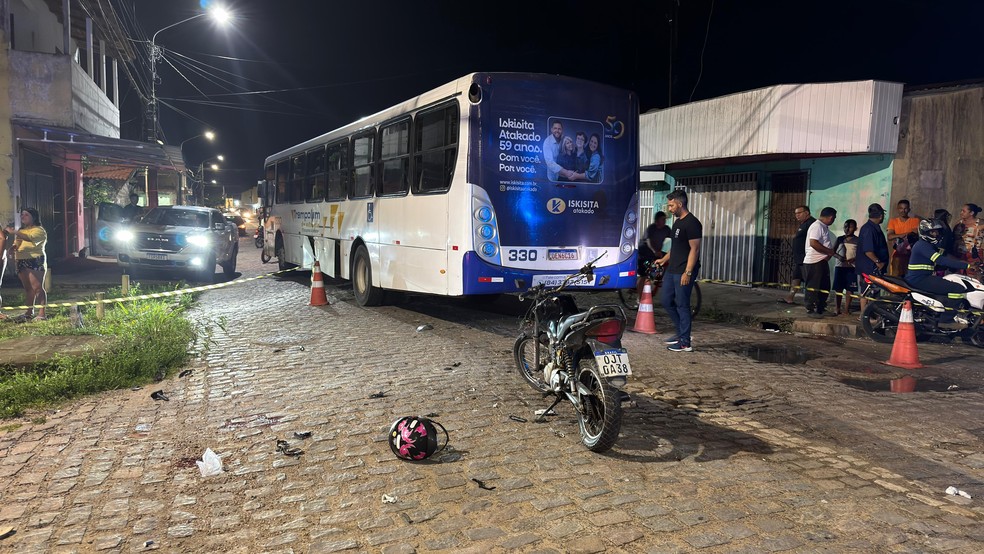 Motociclista morre após atingir ônibus em Parnamirim na Grande Natal — Foto: Kleber Teixeira/Inter TV Cabugi