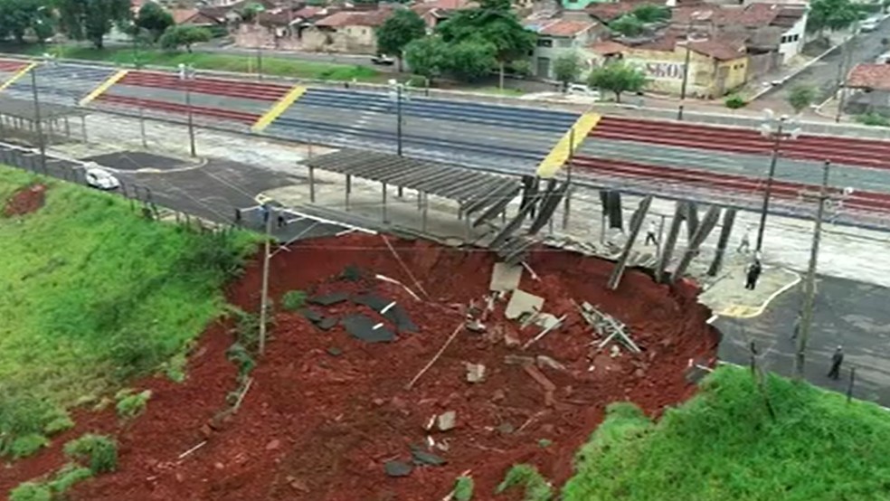 1 de 2
Sambódromo de Bauru (SP) está interditado desde 2019, por causa de erosão que afetou parte da estrutura: Prefeitura não dispõe de recursos para realizar a reforma, orçada em R$ 17 milhões — Foto: TV TEM/Reprodução