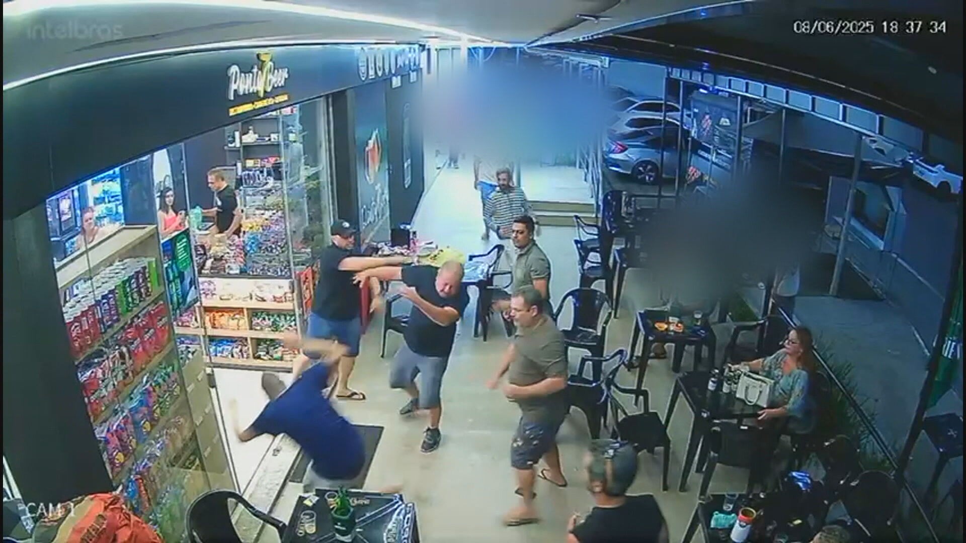 VÍDEO: idoso é agredido com socos e empurrões durante confusão em distribuidora de Águas Claras