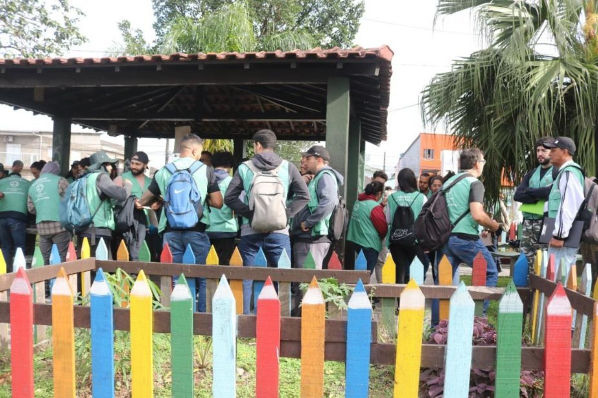 Funcionários de escolas de Santos são treinados para formar brigada de combate ao Aedes aegypti
