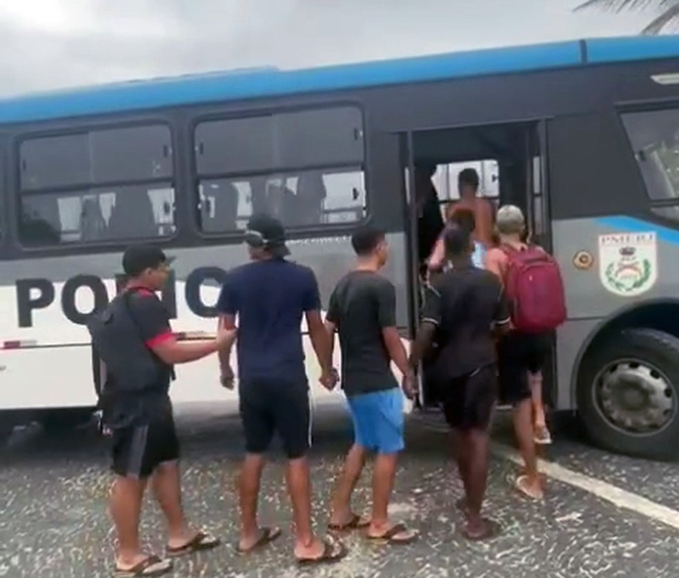 Jovens que estavam no Arpoador foram conduzidos para delegacia. Imagem de arquivo. — Foto: Reprodução