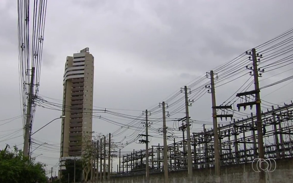 Enel, responsável pelo sistema de energia elétrica em Goiás — Foto: TV Anhanguera/Reprodução