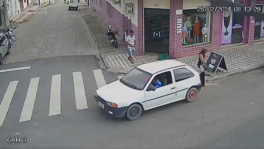 VÍDEO: Mulher é atropelada por carro dando marcha à ré no Norte do ES