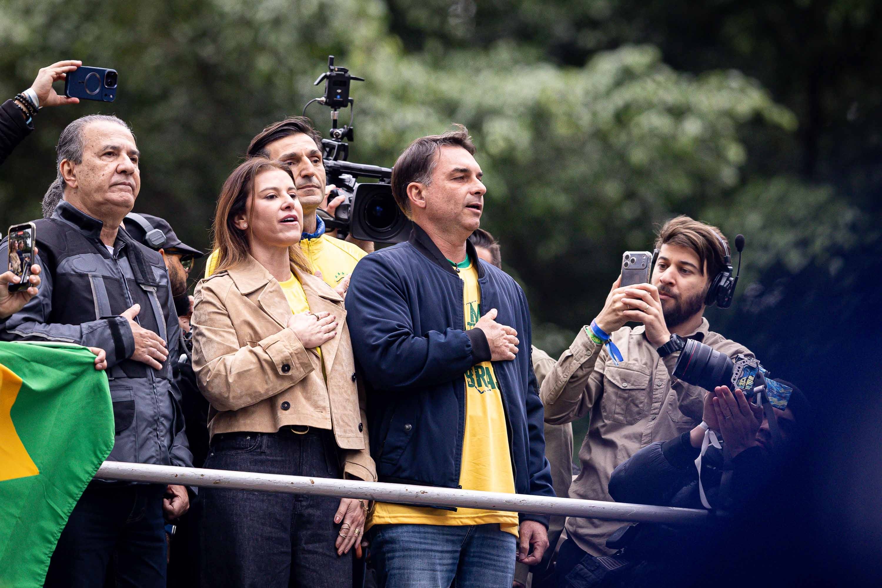 Flávio Bolsonaro reúne apoiadores e aliados políticos em ato na Avenida Paulista 