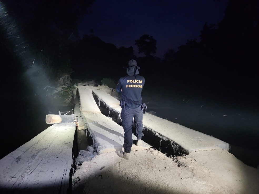 Pontes usadas no escoamento de minérios e madeiras retirados de terras indígenas foram destruídas em operação da PF — Foto: PF/Divulgação