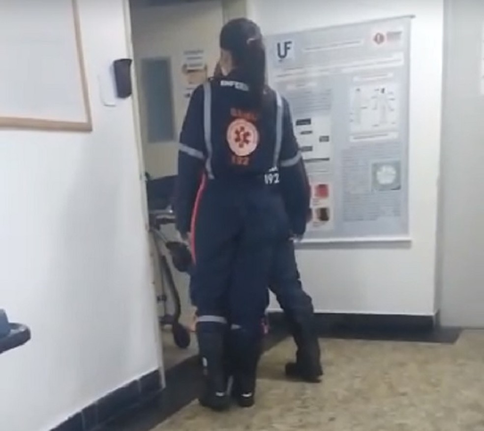 Equipe do Samu transferiu pelo menos três pacientes após vazamento de oxigênio em hospital — Foto: Reprodução