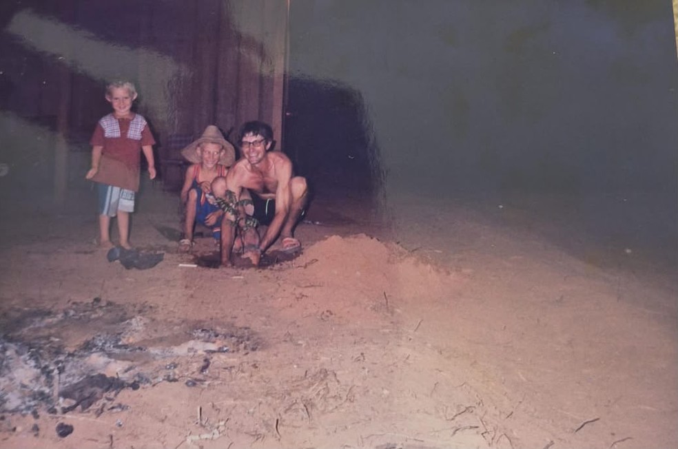 Primeira árvore plantada por Moacir Guarnieri e os dois filhos, na década de 90 — Foto: Arquivo pessoal