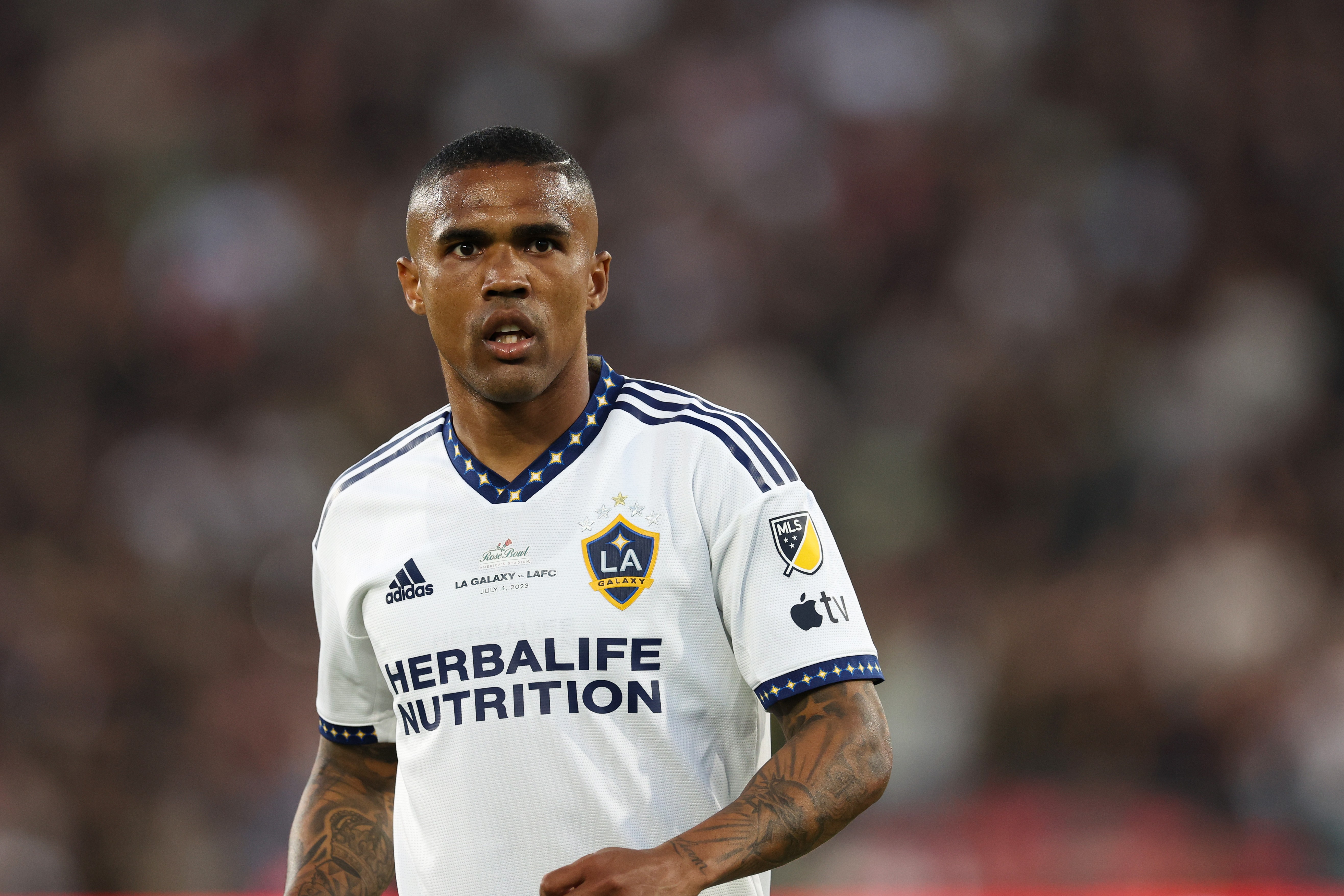 Esperança em Copa, polêmicas no Grêmio e conta em site +18: quem é Douglas Costa, que teve prisão decretada por não pagar pensão