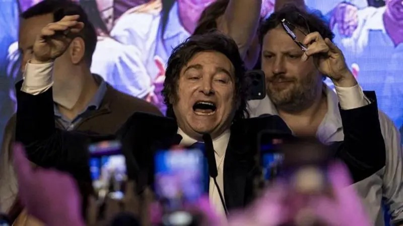 Como se explica o triunfo de Milei nas eleições legislativas da Argentina em meio a crises e escândalos