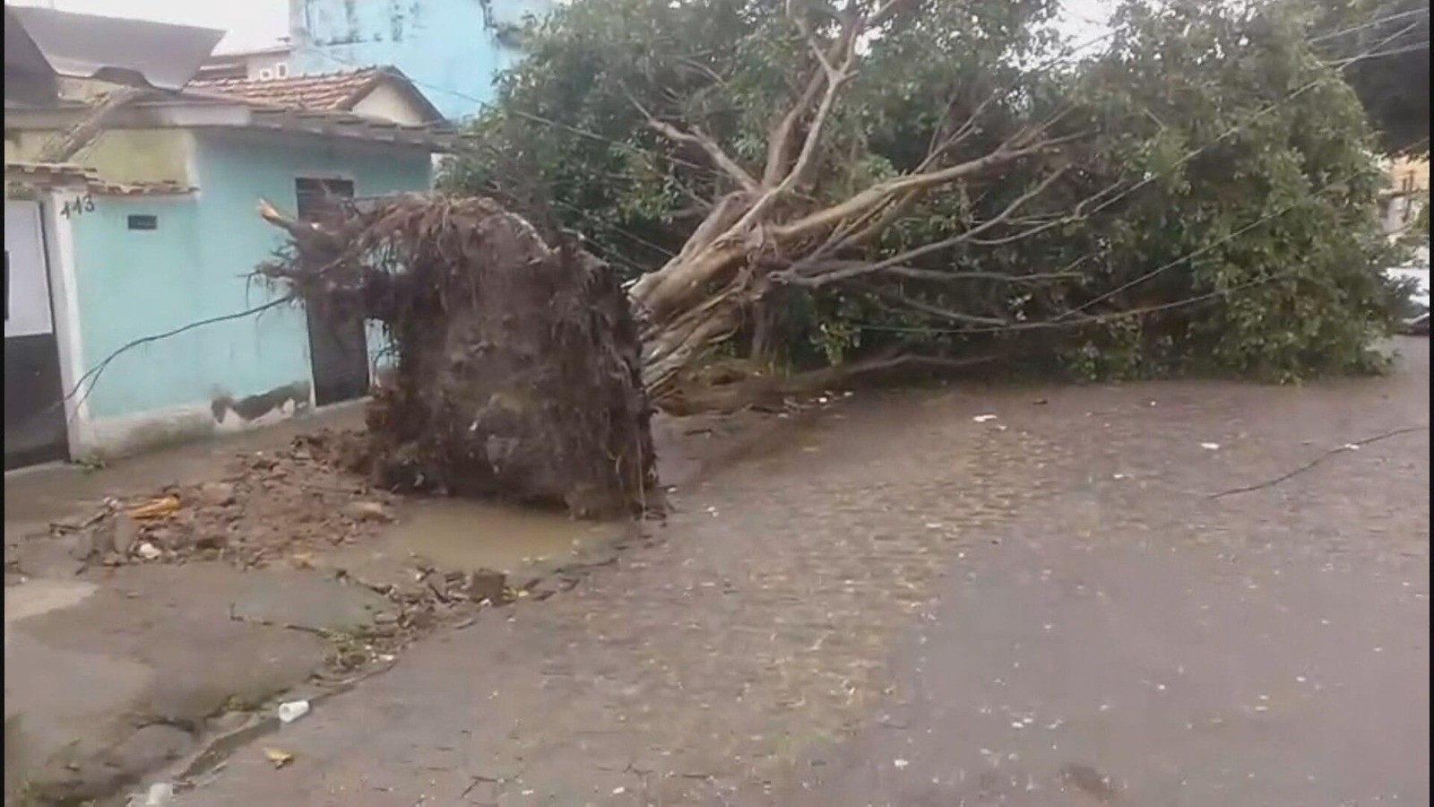 Chuva forte e rajadas de vento fazem Rio entrar no Estágio 2; parte do muro do metrô caiu