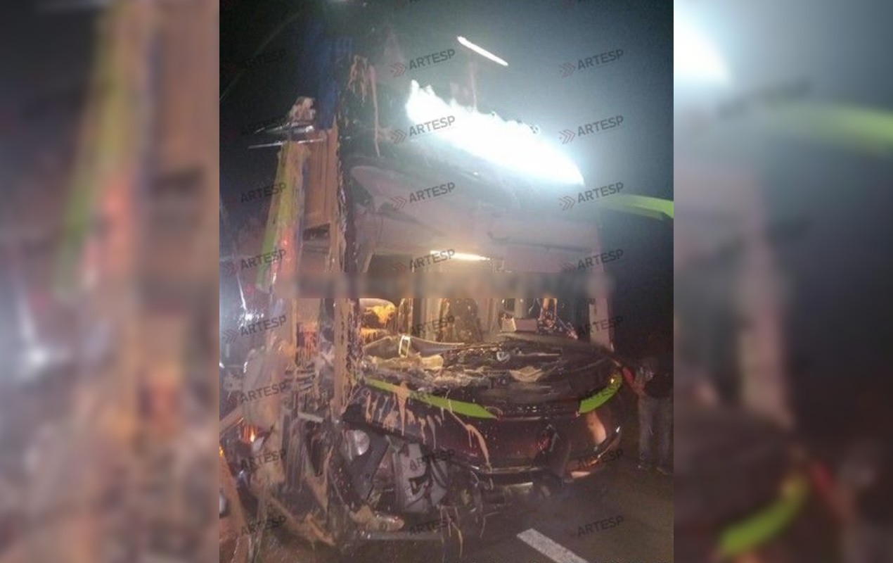 Ônibus com 34 passageiros bate na traseira de caminhão na Rodovia Castello Branco no interior de SP