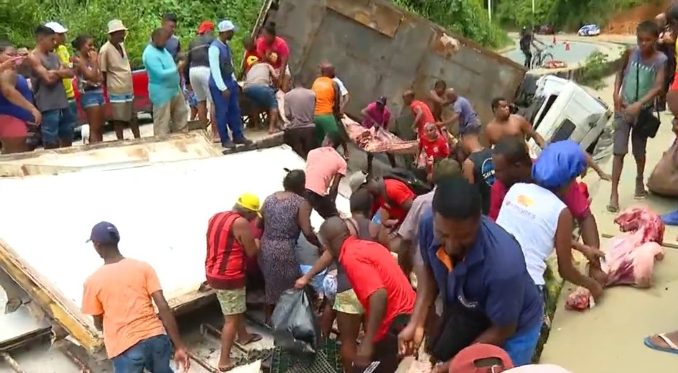 Dono da carne deu alimento para os moradores da regi&atilde;o &mdash; Foto: Reprodu&ccedil;&atilde;o/TV Bahia