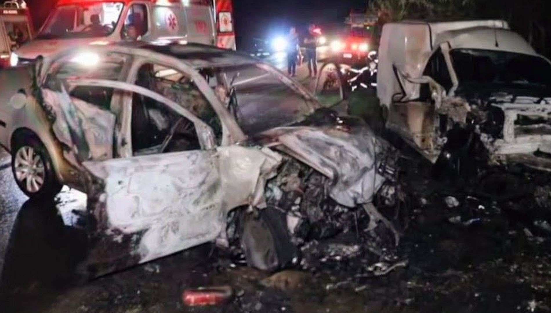 Três pessoas morrem e duas crianças ficam gravemente feridas em batida frontal entre carro e furgão 
