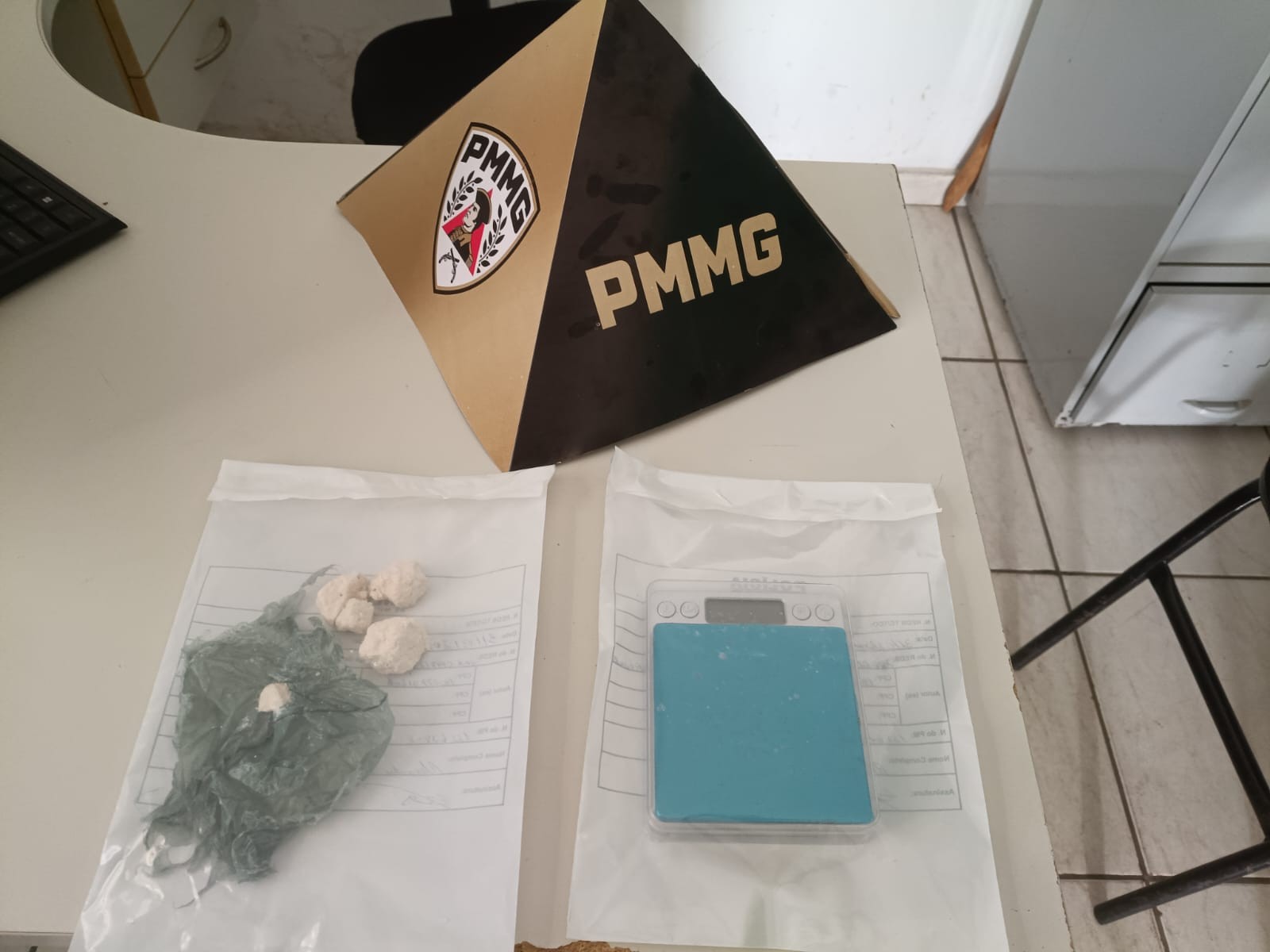 Jovem é presa com cocaína em Virgolândia e diz que agia a mando do pai preso