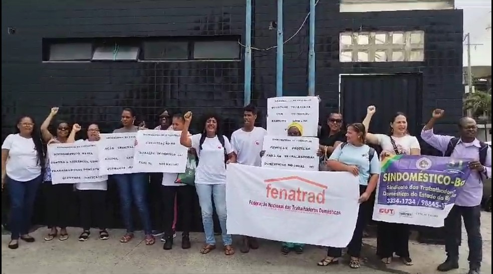 Representantes da Fenatrad e o Sindoméstico-BA) protestaram na frente da delegacia. — Foto: Divulgação
