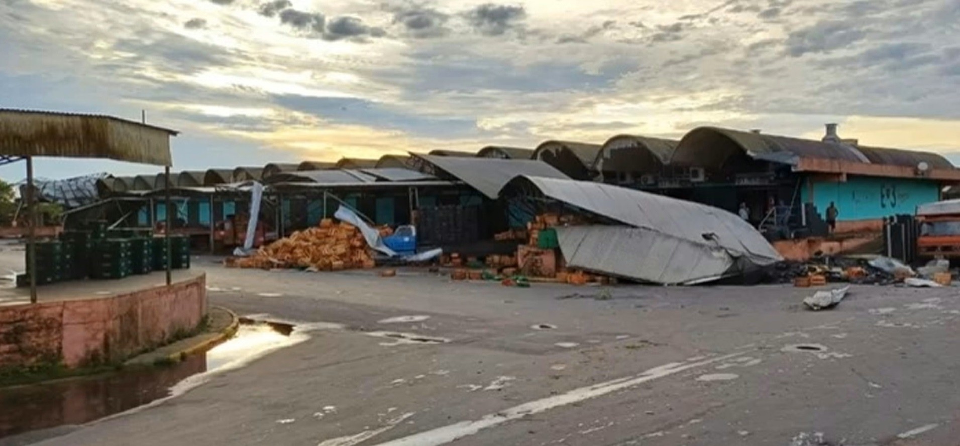 Temporal destrói quatro pavilhões da Central de Abastecimento do RS; fornecimento de hortifrútis pode ser prejudicado
