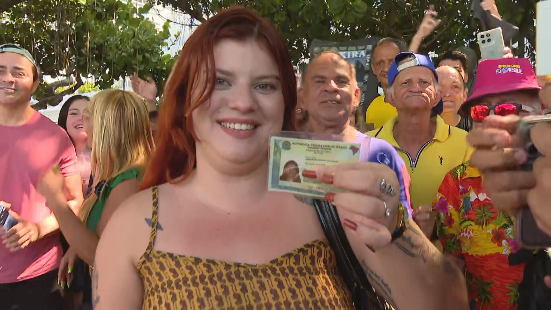 Shakira no Rio: fãs e 'xará' brasileira se aglomeram na porta de hotel, na esperança de um adeuzinho