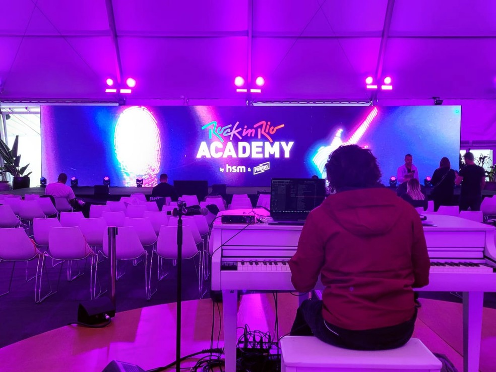 Pianista recebe os alunos da Rock in Rio Academy na Cidade do Rock, na Zona Oeste do Rio — Foto: Cristina Boeckel/ g1