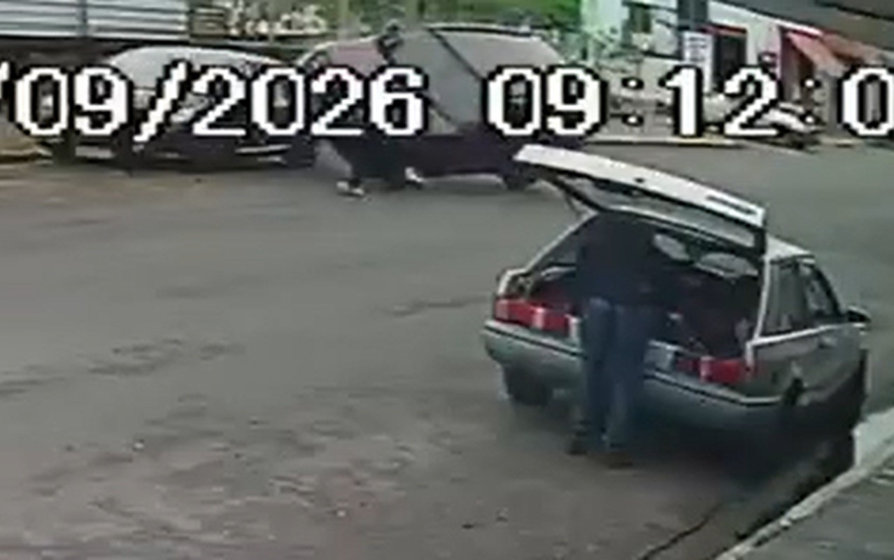 Homem é arremessado após se agarrar a capô de carro em movimento durante briga em Agudos​‌​